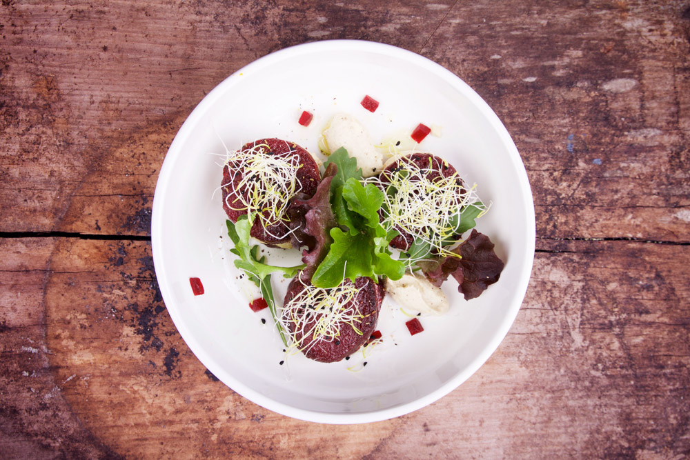 Beetroot macaron with cashewcheese
